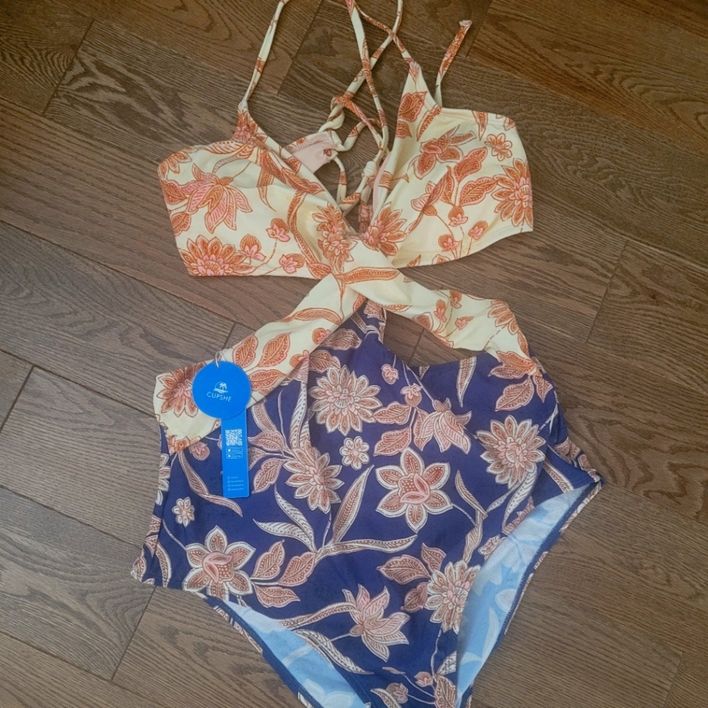 Cute Cupshe suit with cut outs (tags on)
